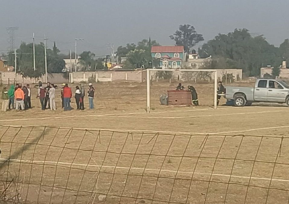 Esta mañana cayó un globo aerostático en una cancha de futbol de Teotihuacán y hay dos personas lesionadas. / Jorge Becerril