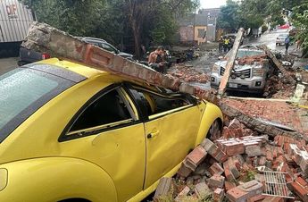 Una tormenta azotó el sur y centro de la ciudad la tarde de este jueves, donde se vieron afectados varios vehículos por las inundaciones.