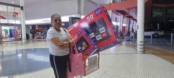 Ciudadanos compraron sobre todo televisiones inteligentes en el inicio del Buen Fin en Monterrey. | Leyda Estrada