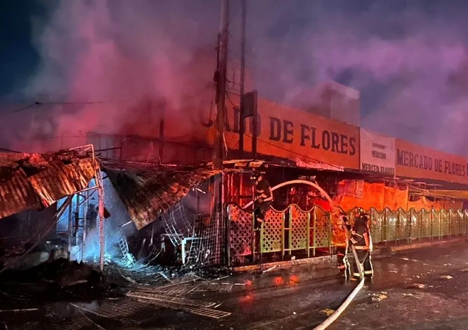 Incendio afuera del Mercado de las Flores, en la Gustavo A Madero