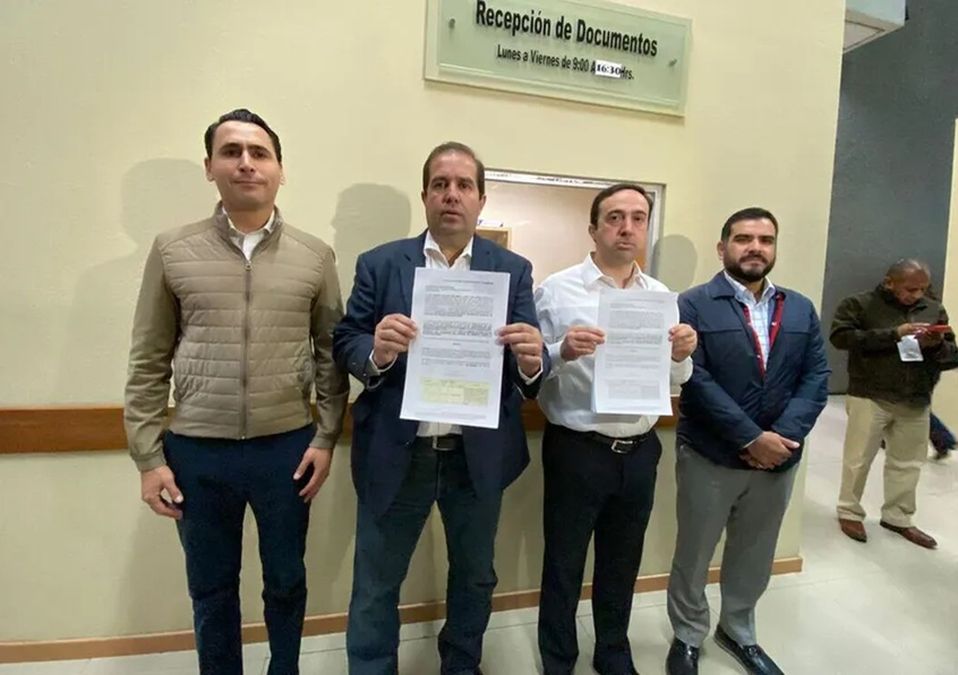 Presentan PAN y PRI juicio político contra Javier Navarro