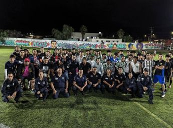 Jóvenes de distintas colonias participaron en los encuentros deportivos junto a elementos policiales. | Comisaría de Seguridad Facebook