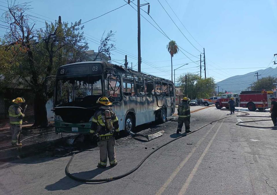 Fuego consume camión de ruta en Monterrey / Israel Santacruz
