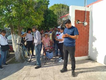 Ciudadanos a la espera de apertura de casilla en Casa de la Cultura en Francisco I. Madero