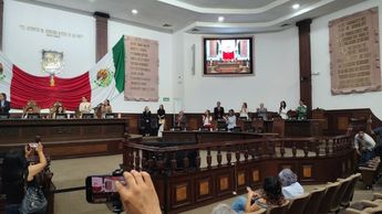 Antonio Flores permaneció durante toda la sesión del Congreso de Coahuila mientras continuó la disputa jurídica.