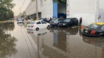 Coches inundados en Plaza Dorada tras el paso del downburst en Puebla / Agencia Es Imagen