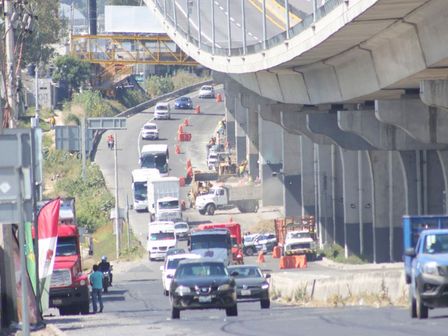 La autopista México-Puebla registra tráfico, debido a que hay obras públicas / Es Imagen