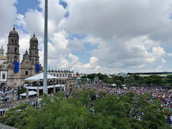 La explanada de la Basílica de Zapopan luce abarrotada por los peregrinos. | Usi Toledo