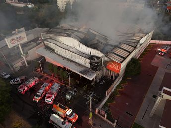 El incendio en La Gran Bodega dejó atrapado a un joven de 24 años / Es Imagen