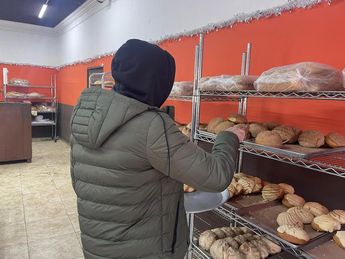 Regios acuden a comprar pan dulce / Jerónimo Villarreal