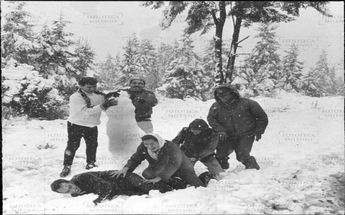 Adultos jugando en la nieve / Fototeca Milenio
