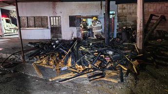 La estructura fue totalmente consumida por el fuego