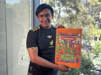 Mario Cortés presume sus diseños para la Copa del Mundo