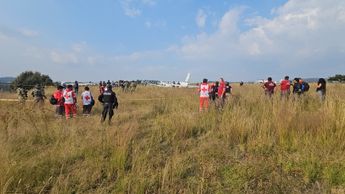 Paramédicos resguardaron la zona para atender a los dos únicos tripulantes de la avioneta / Daniel Hernández