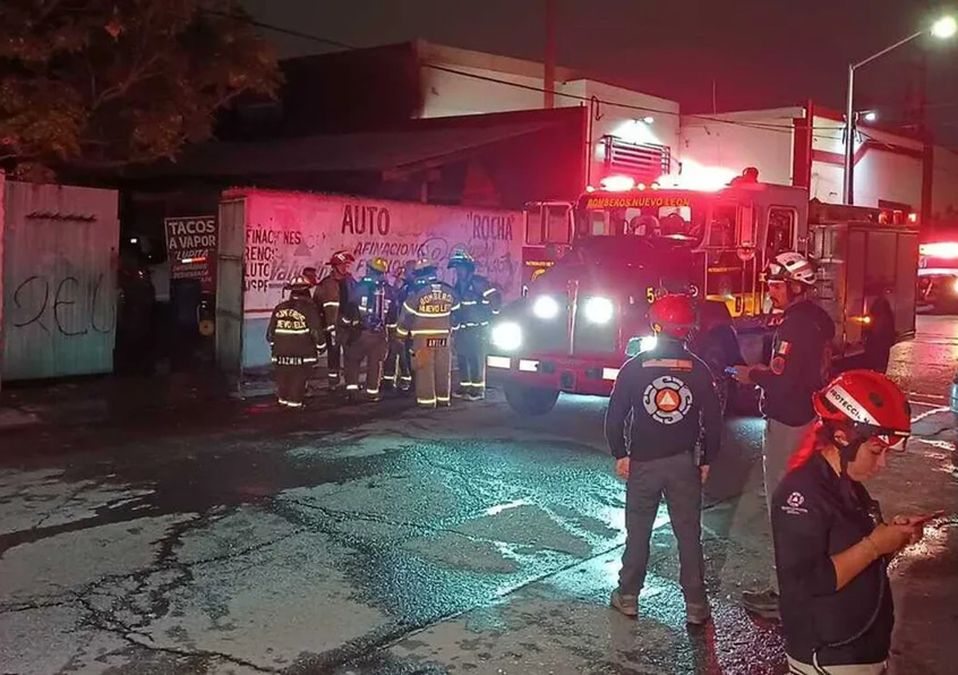 Incendio consume vehículos en taller mecánico del Centro de Monterrey