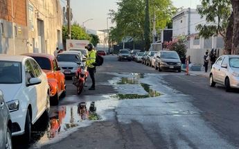 Colonia en GDL tiene fuga de agua/ Especial