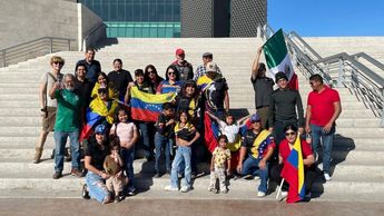 Cerca de 25 personas se congregaron en la Plaza Mayor para festejar la captura de Maduro | Foto: Christian Morúa