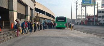 Ciudadanos forman fila afuera de la estación Cuauhtémoc para abordar la Ruta Emergente. | Erik Solheim Rocha