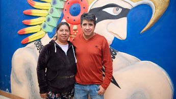 María Félix Palestina y su esposo Pedro Domínguez en su taller de esferas en Chignahuapan | Yanahui Flores
