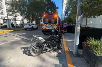 Pese a lo aparatoso del accidente, tanto el motociclista como los paramédicos de la ambulancia resultaron ilesos