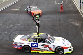 Piloto celebra el triunfo en 2024, en el Autódromo Miguel E. Abed de Amozoc, Puebla / Agencia Es Imagen