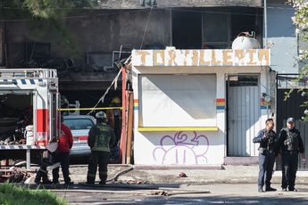 Bomberos y personal de Protección Civil lograron contener el fuego, aunque el hombre ya había fallecido / Agencia Es Imagen