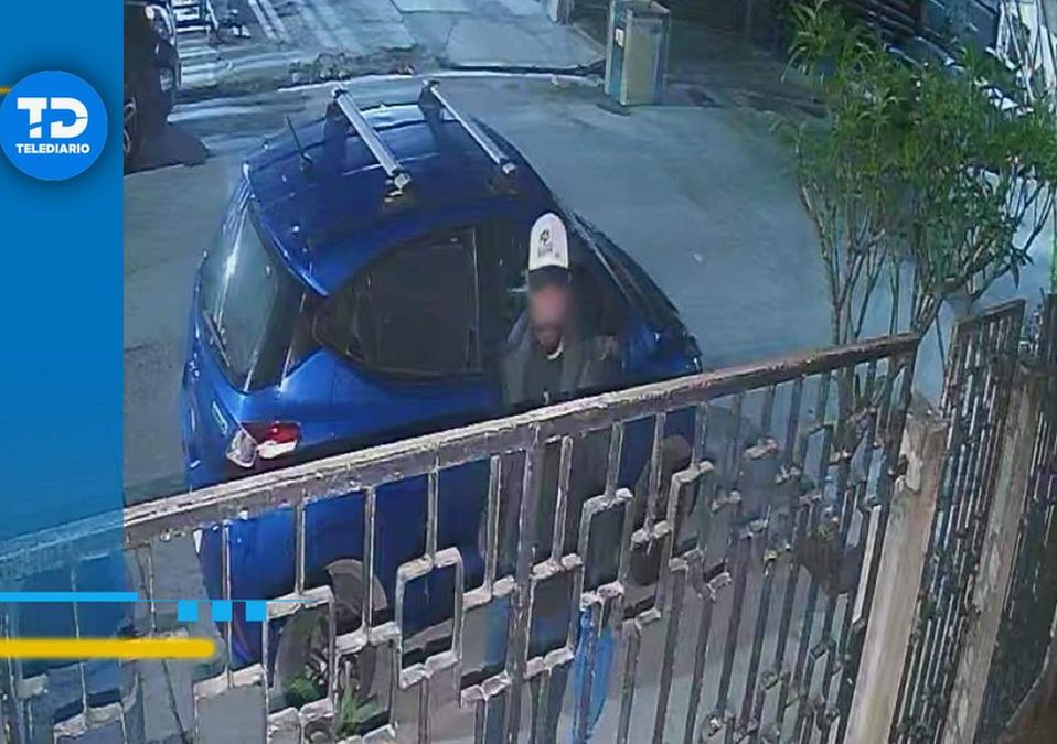 Hombre abre auto y se roba tres visas en colonia Rincón de Guadalupe. | Especial