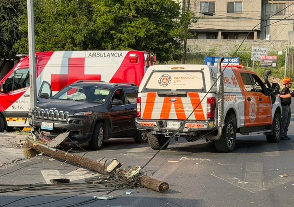 Adulto mayor se accidenta y deja cables sobre vialidad en San Jerónimo.| Protección civil de Nuevo León
