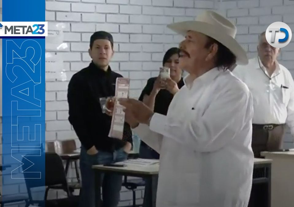 Armando Guadiana, candidato Morena, vota por gobernador en Coahuila
