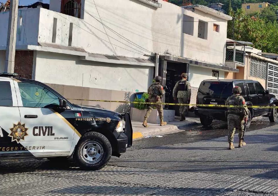 En la zona se aseguraron dos camionetas, un arma larga, un chaleco balístico y varias dosis de droga en la colonia Croc. | Agustín Martínez