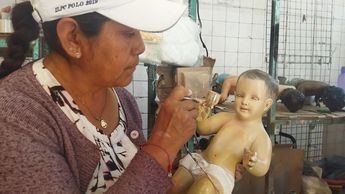 Ofelia trabaja más de 12 horas al día para entregar las figuras reparadas.