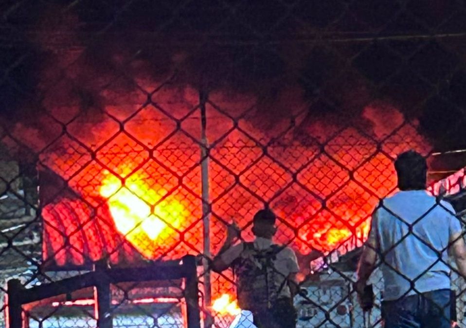Incendio en bodega junto al Mercado de Jamaica provoca gran columna de humo. / X @vialhermes