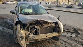 El conductor del auto compacto circulaba por avenida Miguel Alemán hacia el sur cuando impactó a la motocicleta. | Agustín Martínez
