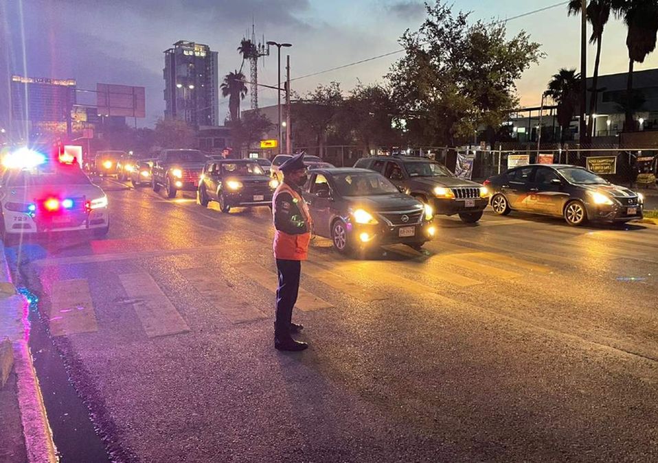 Primer día de clases colapsa tráfico en el Área Metropolitana de Monterrey. | Víctor González