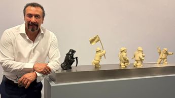 En la muestra 'El mundo como escenario', Rodrigo utiliza la figura de su célebre humanoide para explorar temas como el poder | Paulina Millán