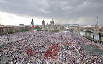 Zócalo lleno antes del informe del Presidente / Ariel Ojeda