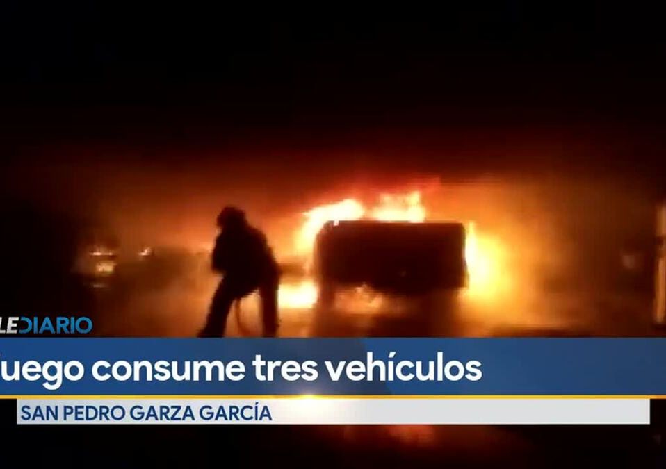 Incendio en edificio de San Pedro consume 3 vehículos