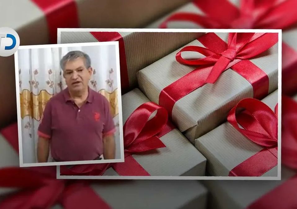 En intercambio de regalos, hombre regresa el suyo y se arrepiente al ver lo que tenía dentro