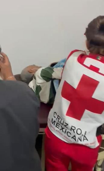 Estaba postrado sobre un colchón, en una choza improvisada entre colchas y polines, en un terreno baldío donde llevaba un año intentando sobrevivir.