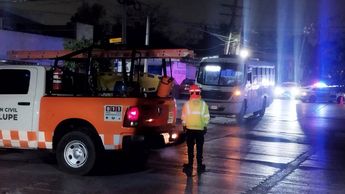 La motocicleta quedó debajo del transporte de personal en Guadalupe. | Marcela Cuevas