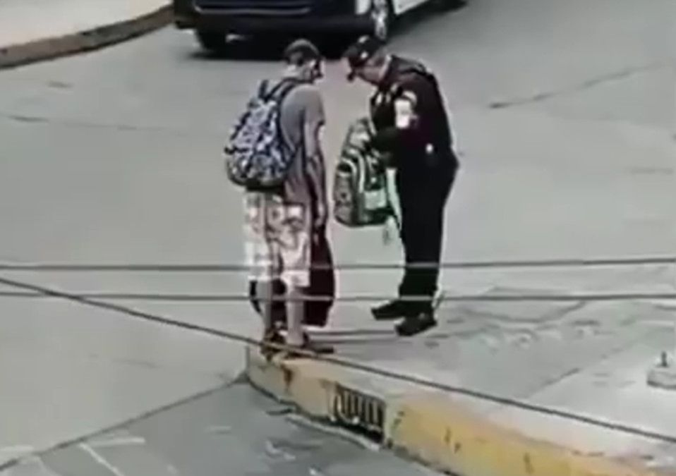 Mochila que regaló policía a niño tenía en su interior útiles escolares | Especial
