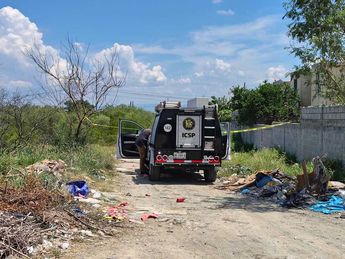 Peritos de la Fiscalía de Nuevo León atendieron el reporte del hallazgo del cuerpo. | Agustín Martínez