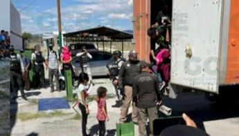 Rescatan a más de 90 migrantes hacinados en una caja de tráiler en Matehuala, San Luis Potosí | GCE