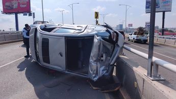 Presuntamente uno de los autos tras el choque giro cinco veces hasta estrellarse con el muro de contención | Redes sociales