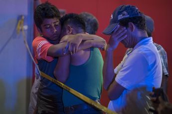 Durante la noche y madrugada del 27 de agosto de 2019 familias enteras acudieron al lugar para reconocer a sus víctimas / Agencia Cuartoscuro