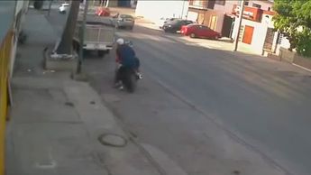 Captan descarado robo de motocicleta y piden dar con el ladrón en Torreón