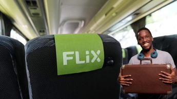 Los autobuses de FlixBus ofrecen servicios como Wi‑Fi gratuito, puertos USB, aire acondicionado y mucho más.