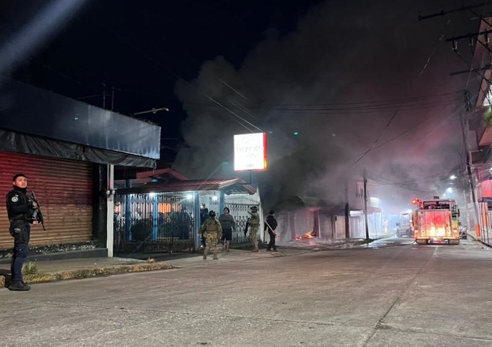 El primer incendio se registró en un establecimiento dedicado a la venta de materiales y láminas | Especial