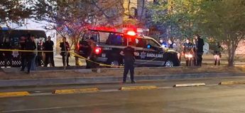 Elementos de la Policía de Guadalajara al rededor de la patrulla involucrada en el accidente | Especial