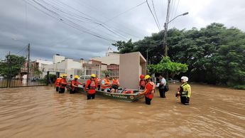 Protección Civil y Bomberos acude a auxiliar a familias que sufren por la inundación en Vallarta | PC Bomberos Vallarta